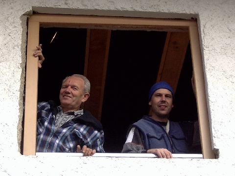 07.10.13 neues Fenster und Mauer zwischen den Balken 004